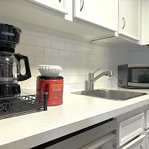 Roomy Floor At Stampede W Free Parking And Ac Apartment Calgary